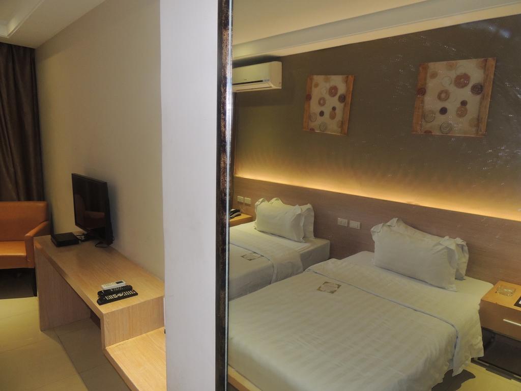 Dela Chambre Hotel Манила Екстериор снимка